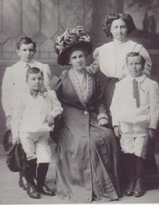 whitfam.jpg (49419 bytes)